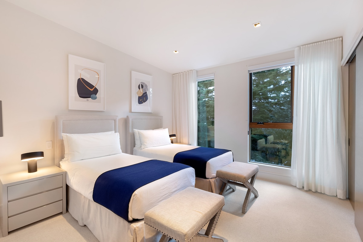 - Bedroom 3– King Split room arranged as two twins with soft natural light
- Flexible setup offers twin or king comfort suited for any group
- Clean lines and warm textures create a soothing modern retreat for rest