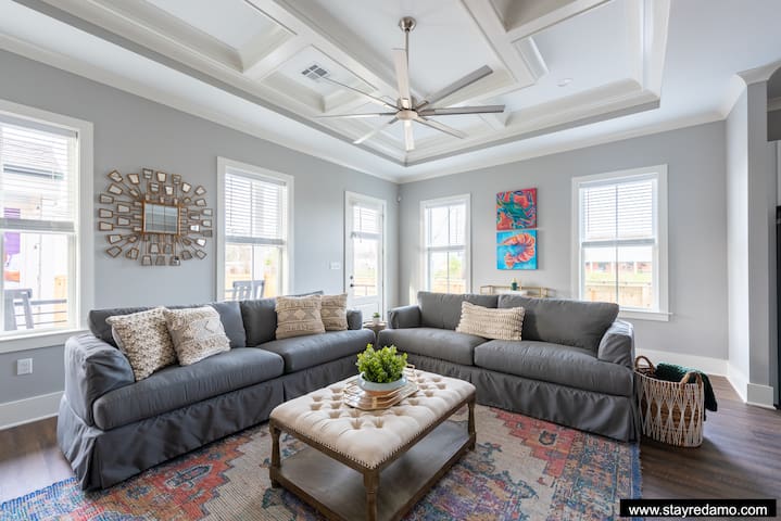 Pet-Friendly Mid-City beauty near streetcar line!