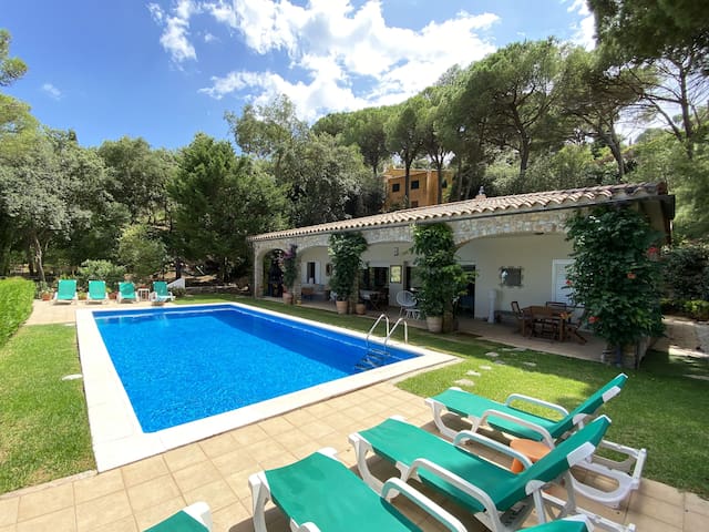 Holiday rental villa with swimming pool in Begur