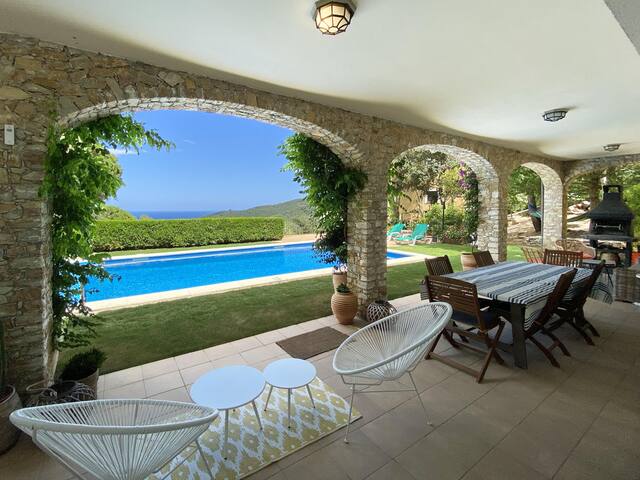 Holiday rental villa with swimming pool in Begur gallery image 2
