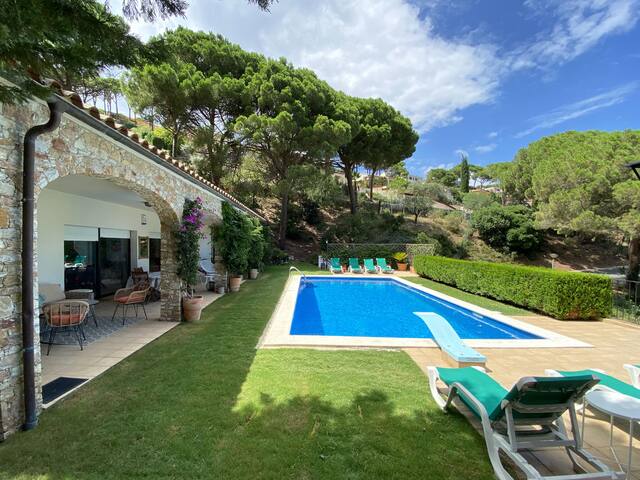 Holiday rental villa with swimming pool in Begur gallery image 3
