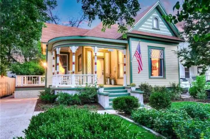 Longterm Downtown Austin Retreat w/ Pool & Yard gallery image 2