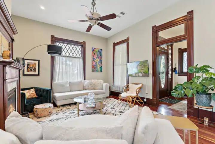 Longterm Downtown Austin Retreat w/ Pool & Yard gallery image 4