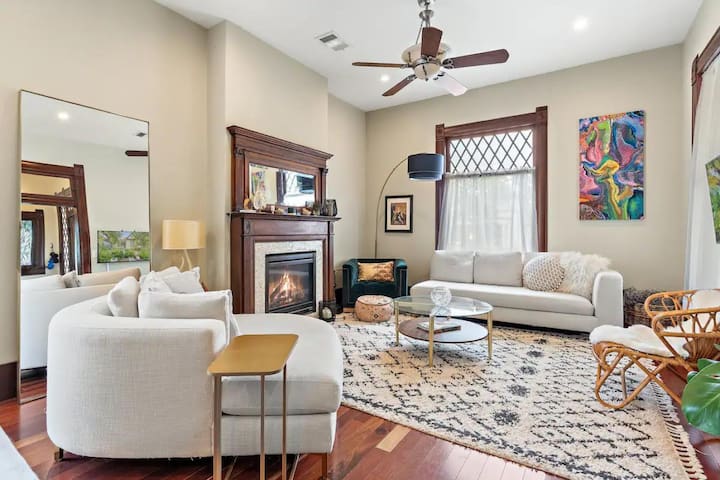 Longterm Downtown Austin Retreat w/ Pool & Yard