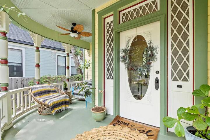 Longterm Downtown Austin Retreat w/ Pool & Yard gallery image 3