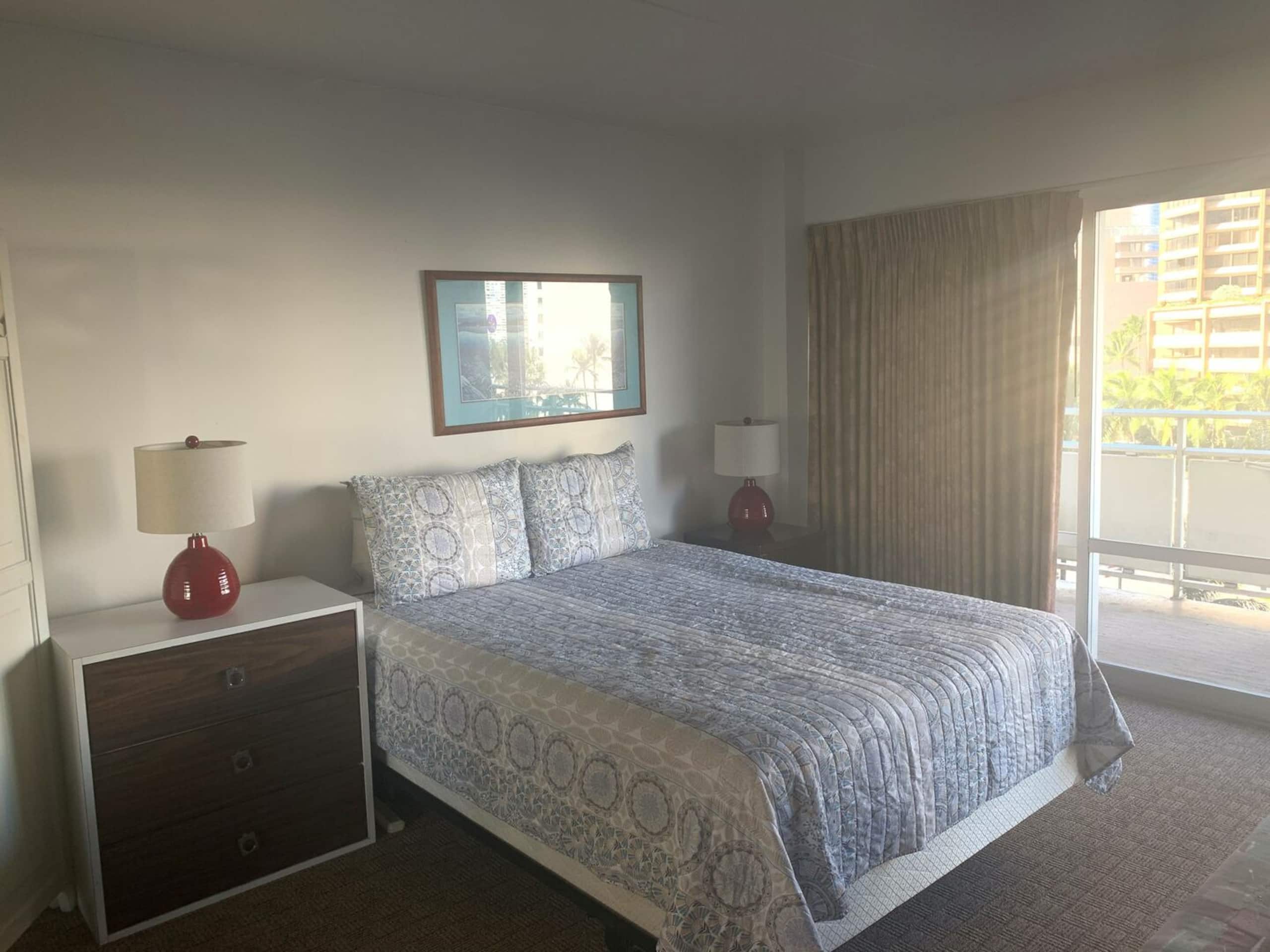 Condo in Honolulu · ★4.77 · Studio · 2 beds · 1 private bath - Image 2