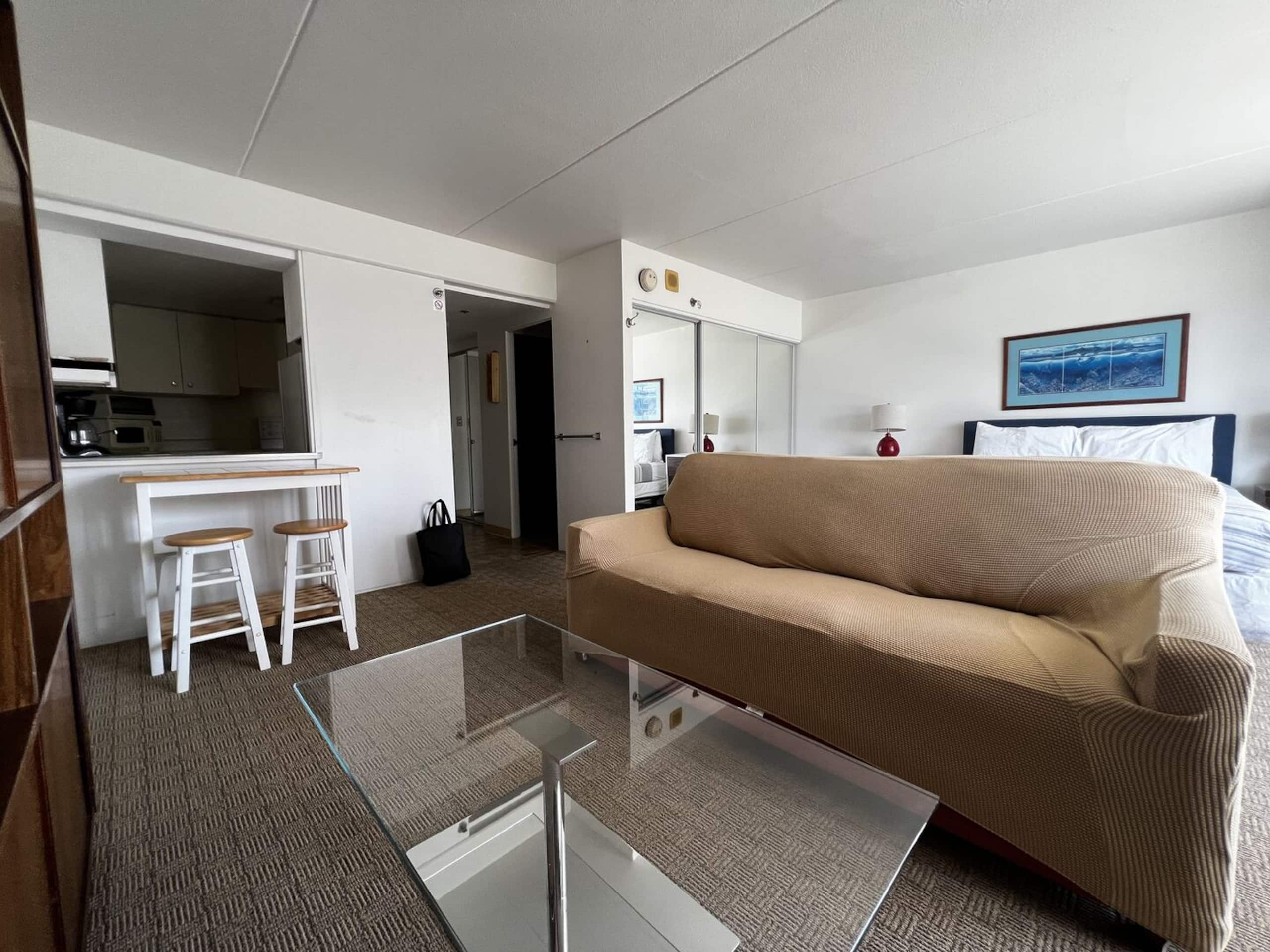 Condo in Honolulu · ★4.77 · Studio · 2 beds · 1 private bath - Image 1