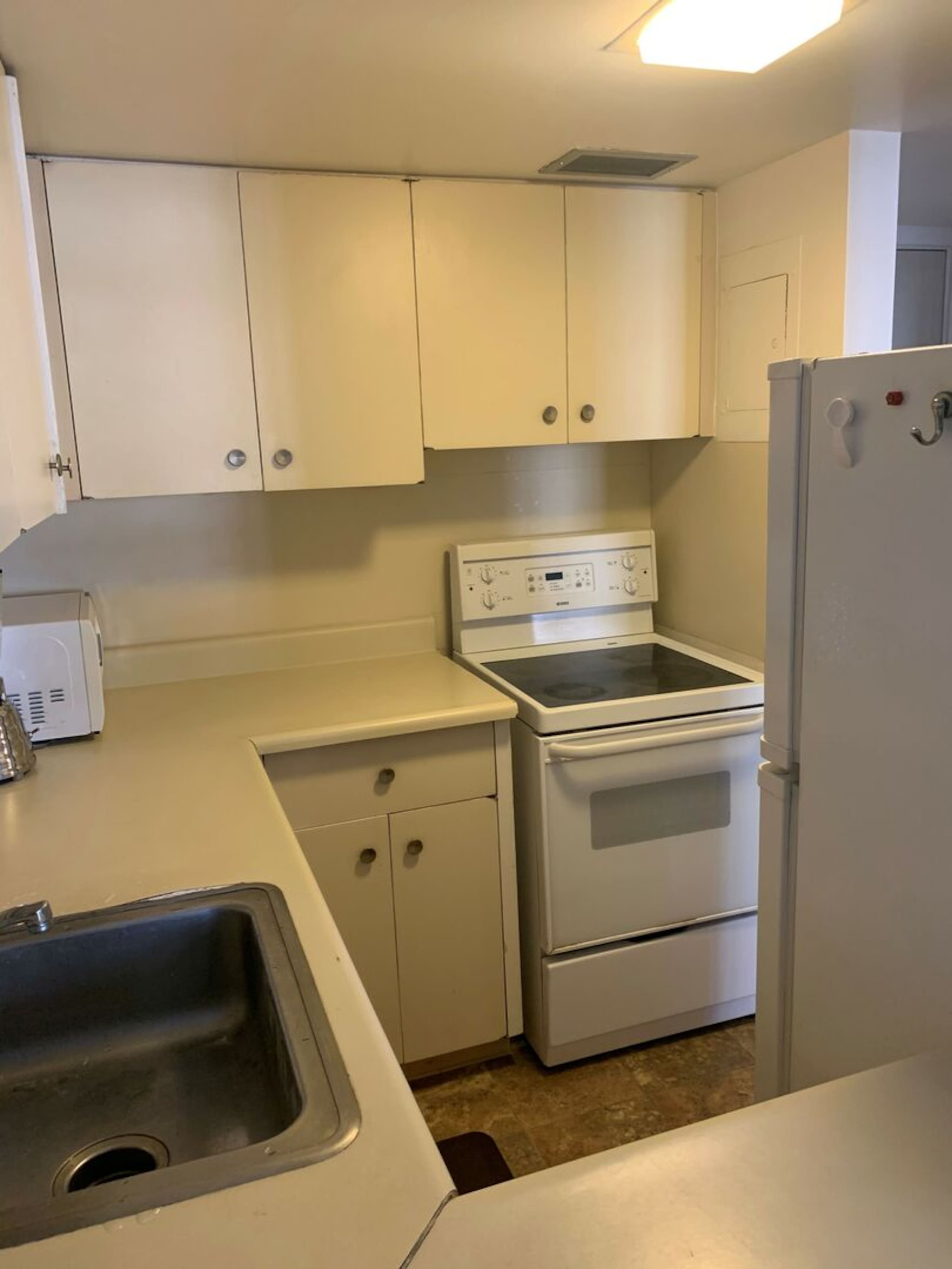 Condo in Honolulu · ★4.77 · Studio · 2 beds · 1 private bath - Image 4