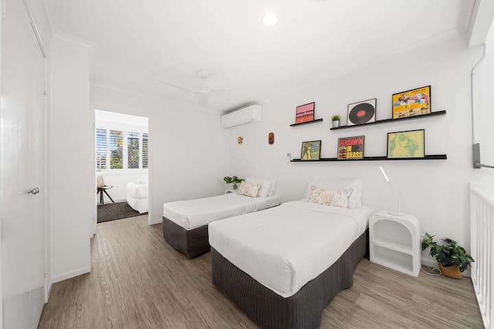 楼上平台的开放式卧室非常适合孩子们。