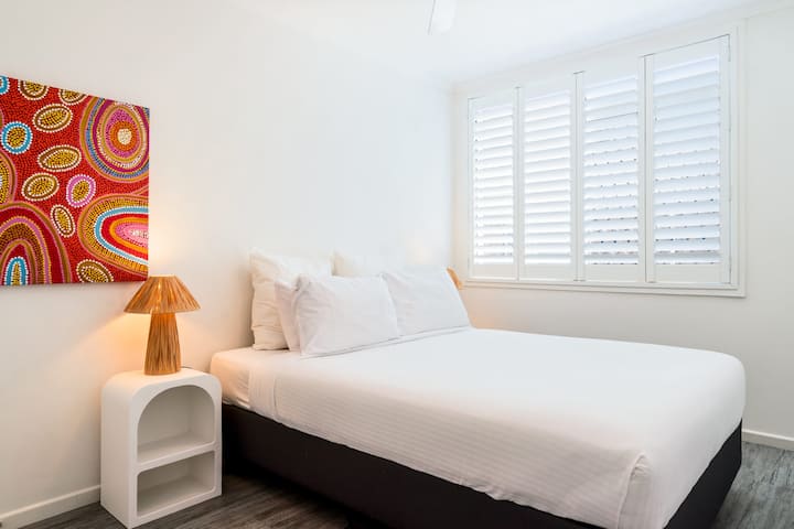 三号卧室紧邻2号卧室，配备舒适的双人床。