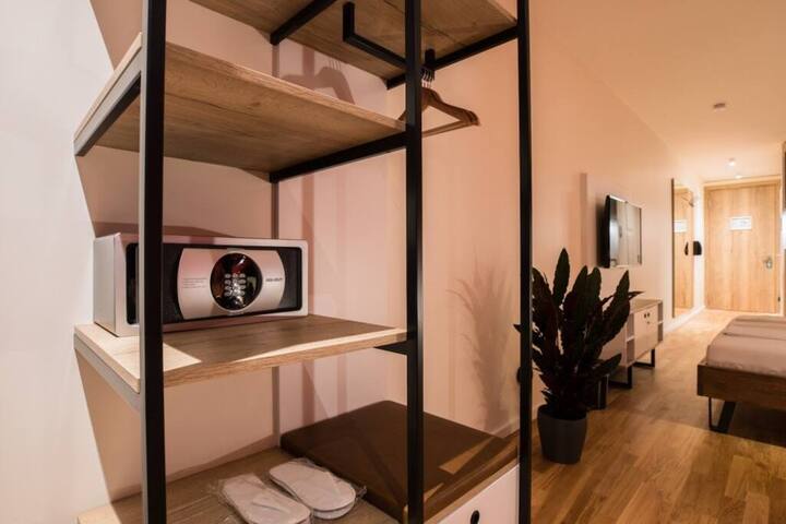 Aeronaut | Chic apartment with 2 bedrooms gallery image 2