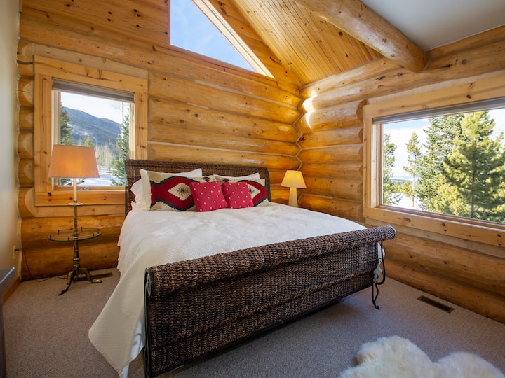 StayWinterPark_MilesBehind_MasterBedroom