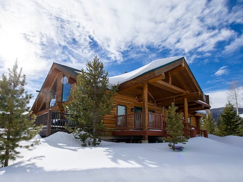 Custom Log Cabin on 40 Acres sleeps 11, Wedding