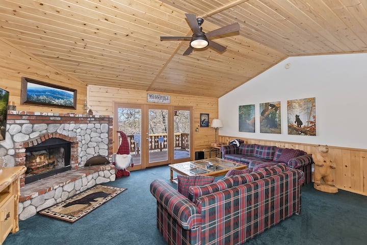 Klamath Retreat By Destination Big Bear : Mountain & Valley Views From This Mountain Style Home In Upper Moonridge! - California