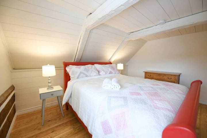 غرفة نوم مريحة بسرير بحجم كبير