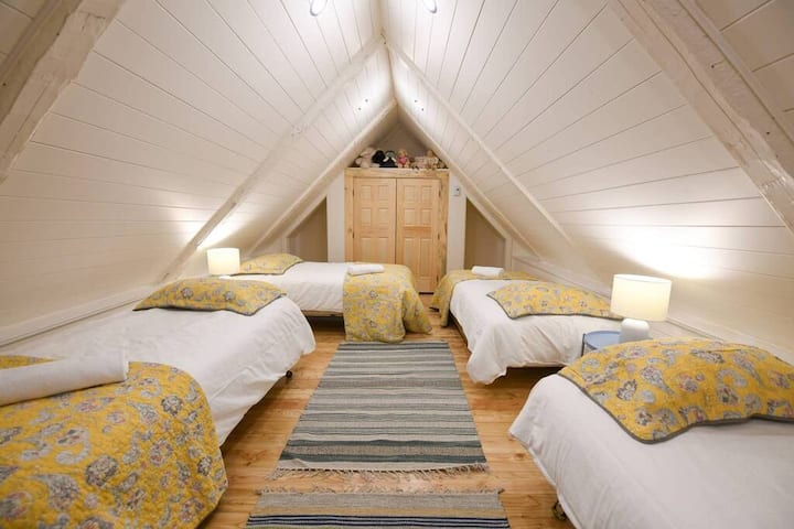 غرفة نوم مريحة كبيرة بأربعة أسرّة فردية