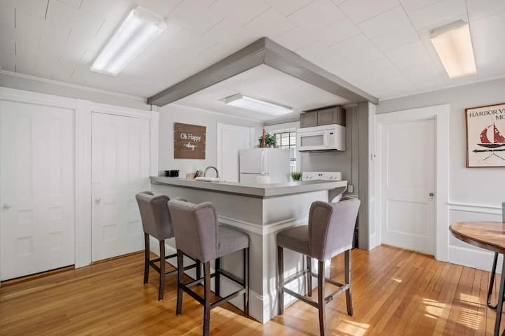 Exeter -1st Floor Large Furnished Two Bed One Bath - Exeter, NH