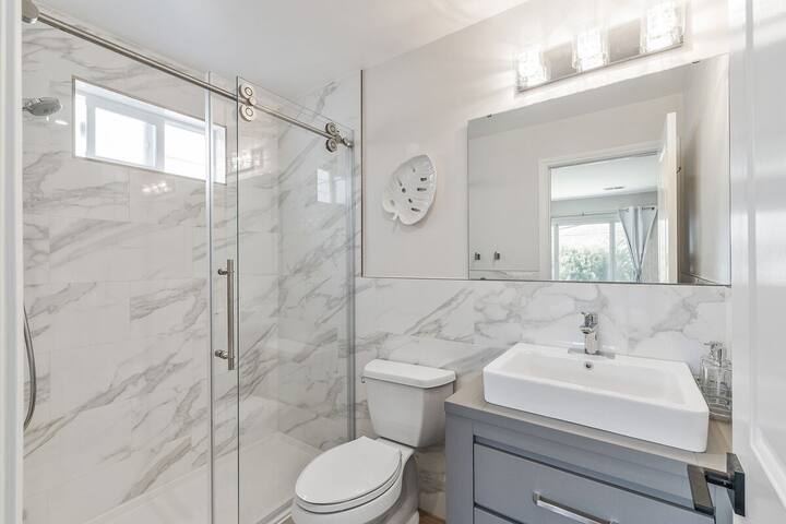 Luxury4br/3ba Kitchen/Parking/Laundry/Near SFO gallery image 5