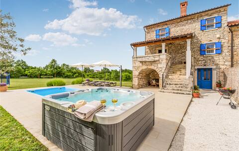 Cozy home in Brscici with WiFi