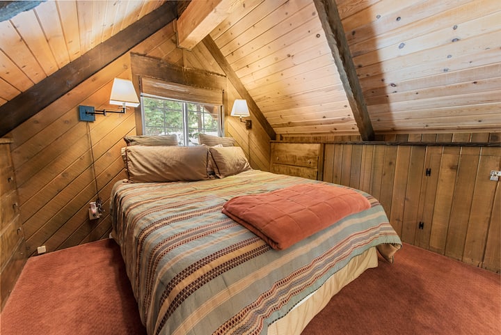 卧室3 -加大双人床（楼上阁楼， 2人）