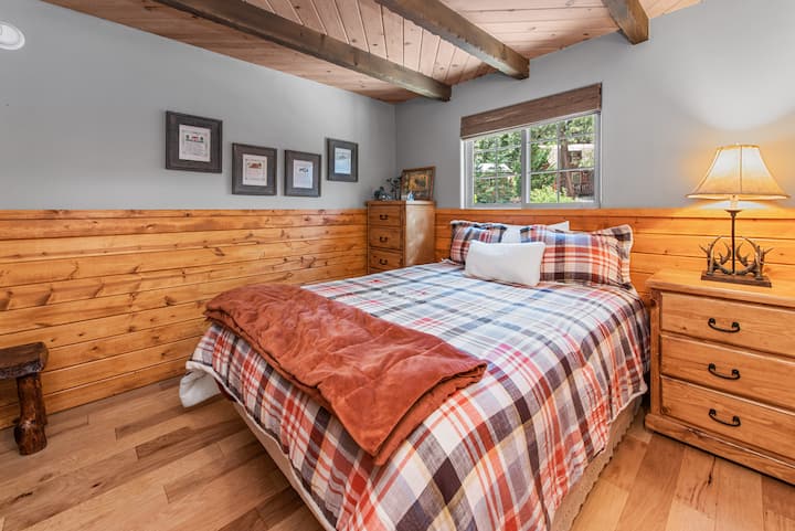 卧室1 -标准双人床（楼下） - 2人