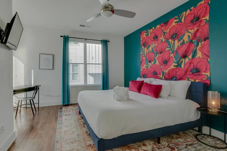 Hillsboro Escape | Rooftop Views | Sleeps 12 gallery image 4