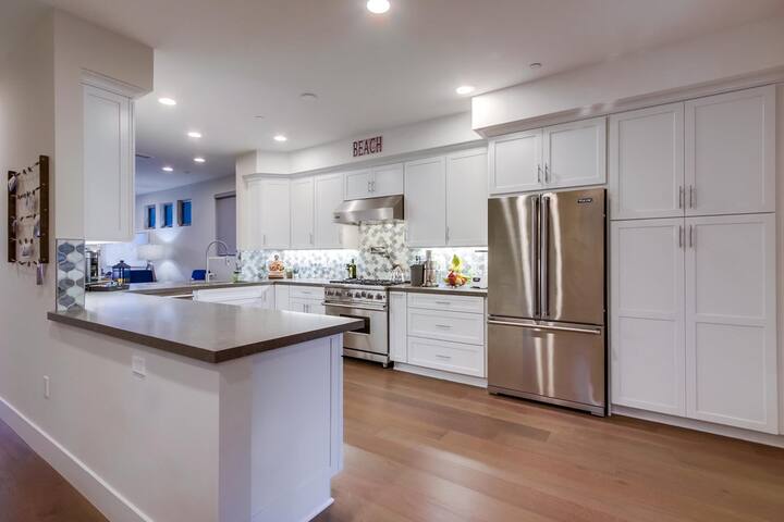 Beach 2 Blocks * Ocean Views * A/C gallery image 4