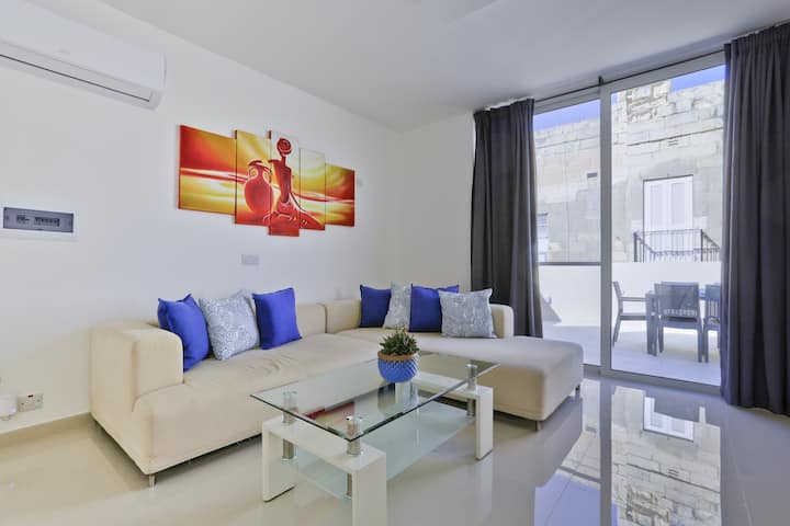 Captivating Penthouse With Heated Jacuzzi - Malta