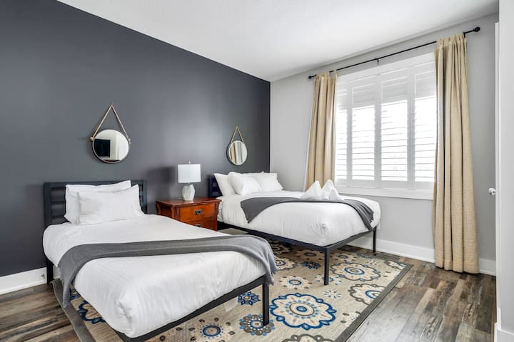 Секундарна спална соба со брачен кревет (широк 180-220 см) и брачен