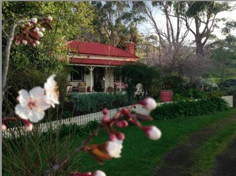 Sinnamon's Cottage, Maldon, VIC