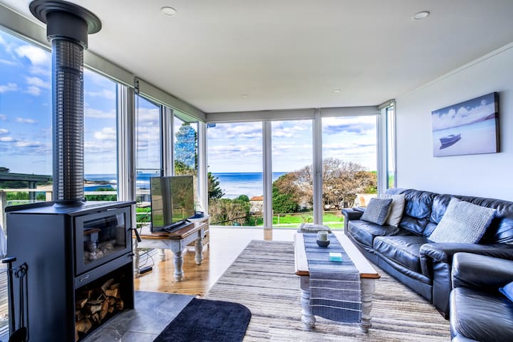 Coastal Haven – Ocean views, Minutes to the beach