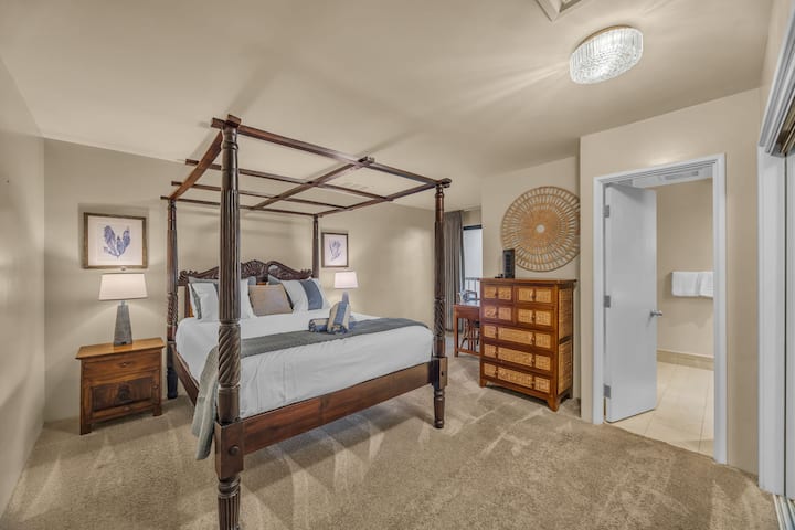 Lala vizuri kwenye kitanda cha kifahari chenye nguo safi na mito laini