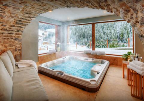 Luxury ski retreat for 15 with spa