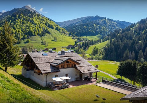 Luxury ski retreat for 15 with spa