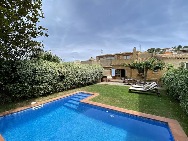 Holiday rental townhouse with swimming pool in Beg