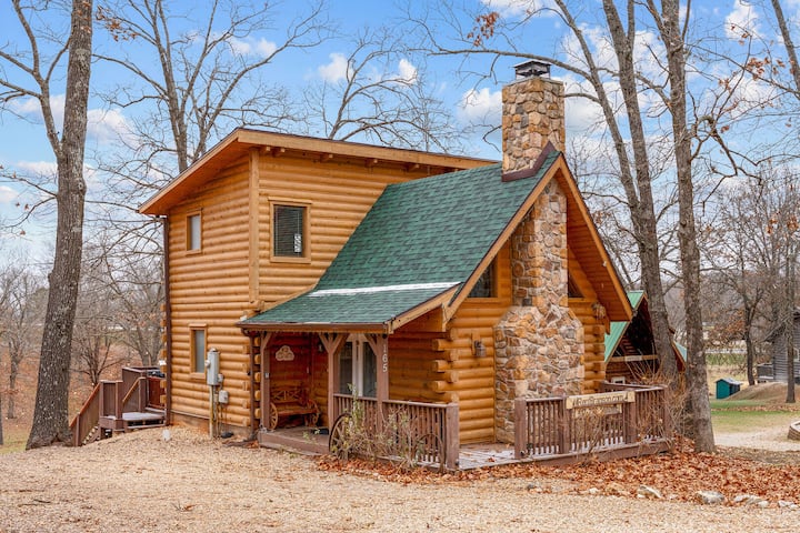 Real LogCabin NR Big Cedar_HotTub_Private Backyard - Cabins for