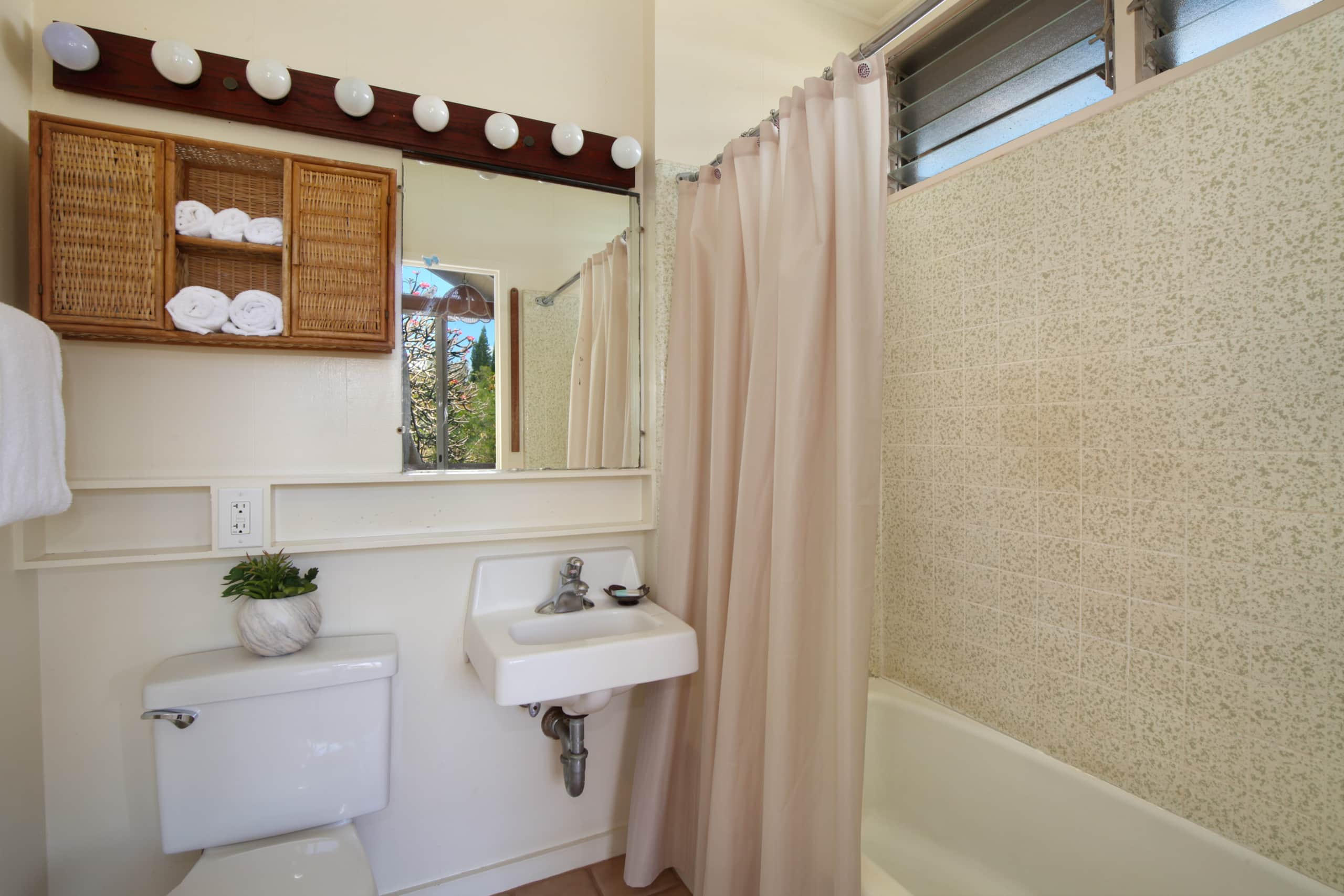 Home in Lihue · ★4.44 · 1 bedroom · 1 bed · 2 baths - Image 7
