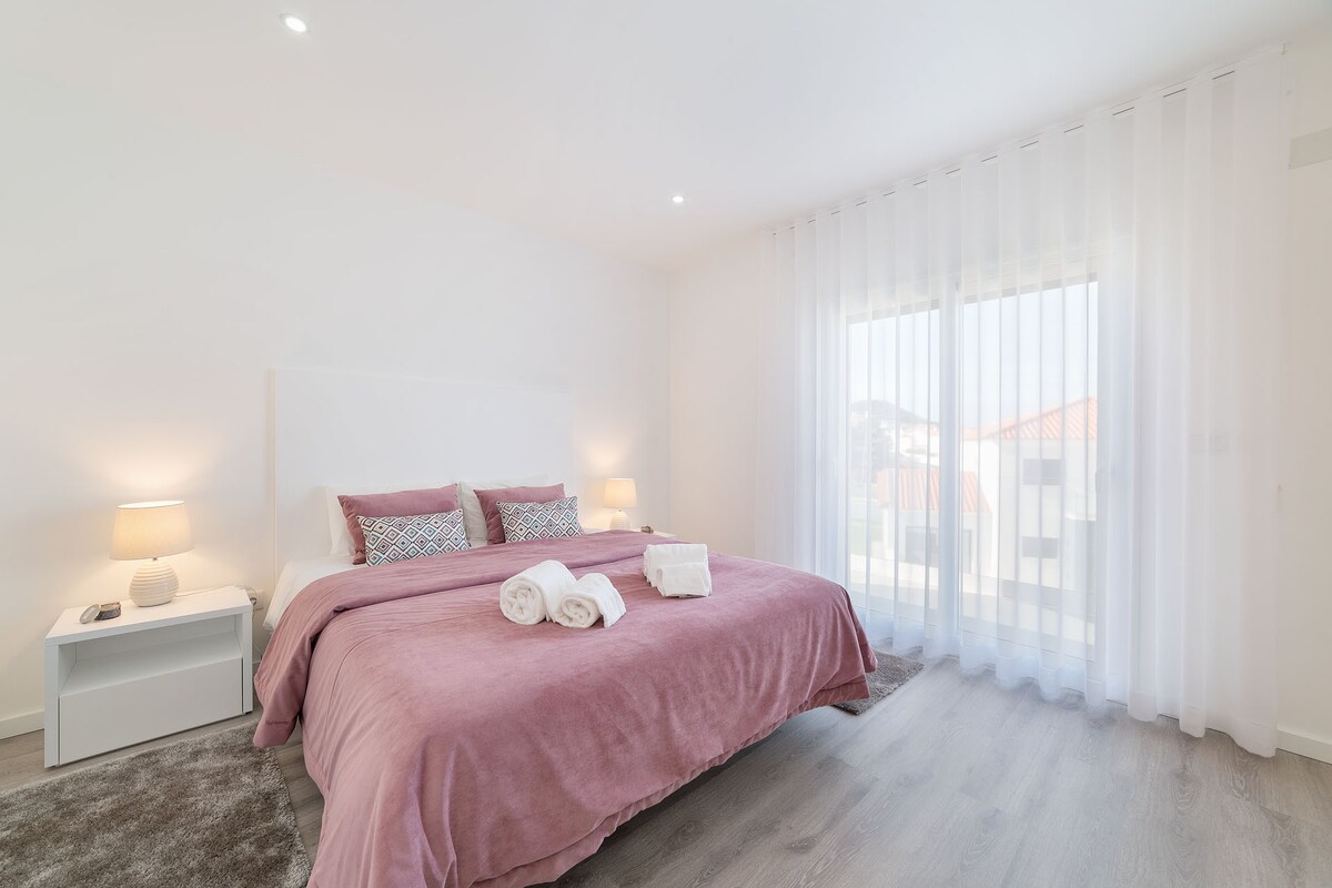 Dovolenkový apartmán s 1 spálňou s manželskou posteľou a 1 spálňou so samostatným lôžkom, ideálny pre 3 osoby. Tento apartmán má 1 kúpeľňu s vaňou, vybavenú kuchyňu, Wi-Fi a káblové kanály. Tento apartmán sa nachádza 850 metrov od Salir do Porto.