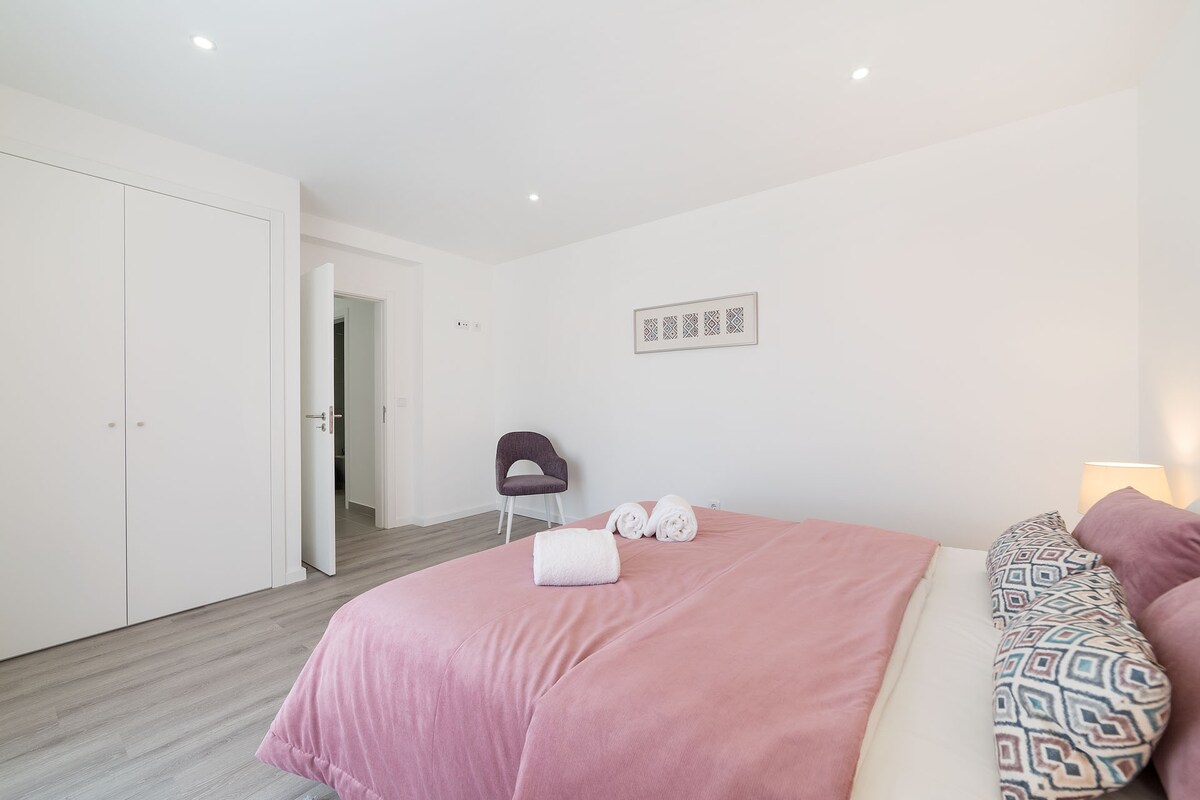 Dovolenkový apartmán s 1 spálňou s manželskou posteľou a 1 spálňou so samostatným lôžkom, ideálny pre 3 osoby. Tento apartmán má 1 kúpeľňu s vaňou, vybavenú kuchyňu, Wi-Fi a káblové kanály. Tento apartmán sa nachádza 850 metrov od Salir do Porto.