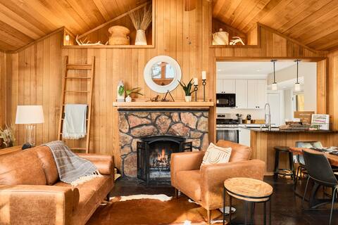 Cabin on Pikes Peak w Hot Tub, Fireplace, 235Mbps!
