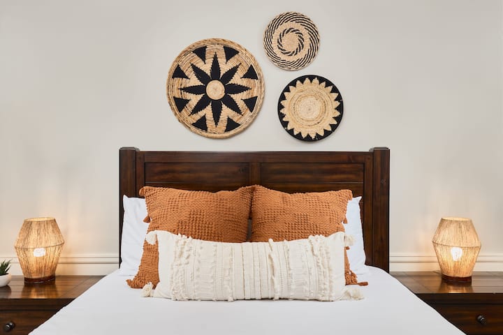 Spálňa s 2 manželskými posteľami a šatníkom s prístupom do kúpeľne s toaletou