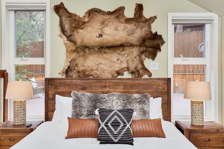 Spálňa 1 - manželská posteľ, posedenie, prístup na zadnú terasu a vírivku