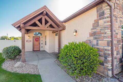 Black Bear: Pet-Friendly Retreat w/ Dream Kitchen