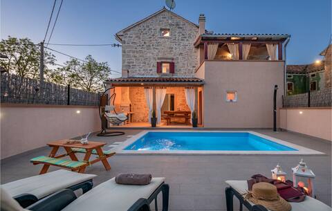 Beautiful home in Orbanici with WiFi