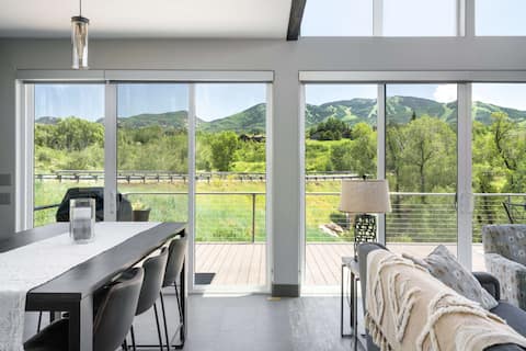 Luxury Mountain Retreat with Stunning Views!
