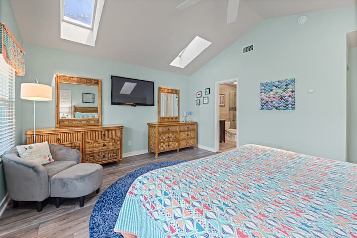 Paradise Place #5 @ Duval Square Primary Bedroom and Door to Ensuite