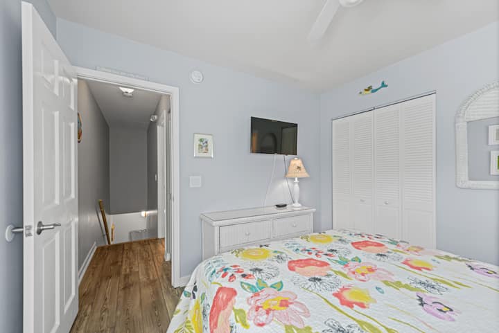 Paradise Place #5 @ Duval Square 2nd Bedroom باتجاه المدخل إلى السلالم