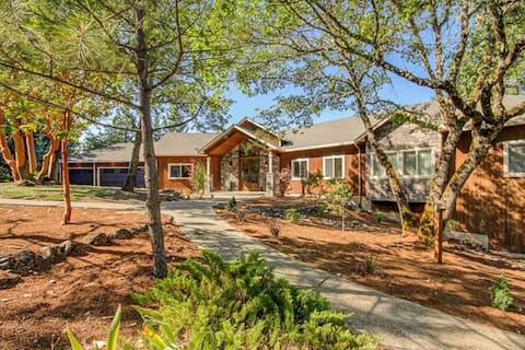 Luxury Mountain-Top Retreat | Sleeps 14