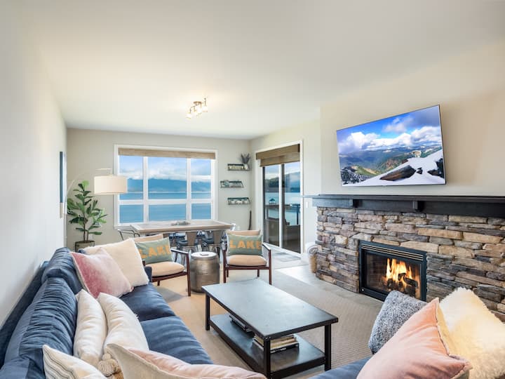 Condo 7203 - Main Living Space with lake Views