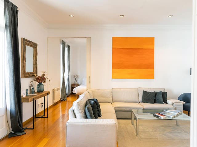 Central three bedroom apartment with terrace